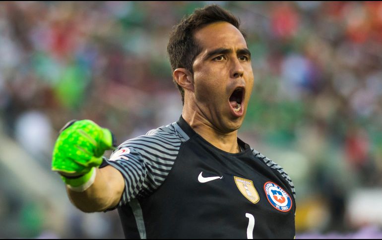 Con su selección nacional, Bravo fue titular en el bicampeonato de las Copas América 2015 y 2016. IMAGO7