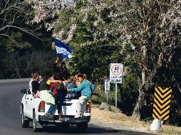 Hondureños avanzan por Guatemala rumbo a la frontera con México. EFE
