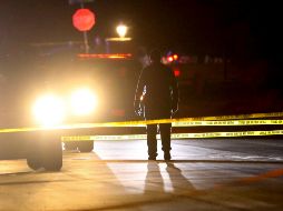 El alcalde de la ciudad, Brent Marshall, asiste a la escena para hablar con los periodistas y confirma el vínculo entre las víctimas y el tirador. AP / The Deseret News / S. Griffin