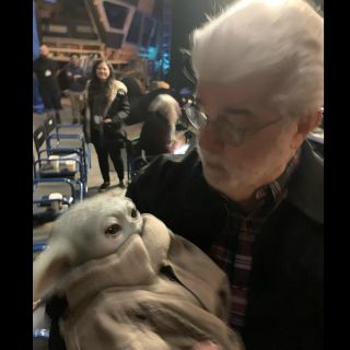 George Lucas, creador ''Star Wars'', conoce al ''bebé Yoda''