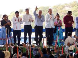López Obrador entregó un camino rural pavimentado que tiene una longitud de siete kilómetros en el municipio de Santos Reyes Yucuná, en Oaxaca. SUN