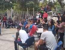Durante la interacción con los asistentes se entregaron trípticos informativos, donde se indica qué hacer si una mujer sufre acoso. ESPECIAL / Policía de Guadalajara
