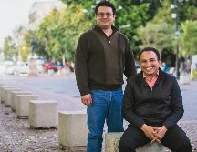 Convencidos. Para uno de los socios fundadores de la A.C., Xavier Ramírez (a la derecha), el arte es muy poderoso y ayuda a transformar. En la imagen, posa junto al clavecinista Gerardo Ruiz. CORTESÍA