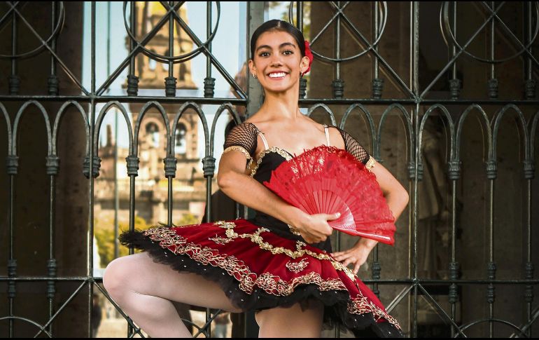 Bailarina. Aylín Contreras posa en las afueras del Teatro Degollado. EL INFORMADOR / E. Barrera