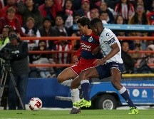 El defensor Óscar Murillo (d), del Pachuca, disputa el balón este sábado con el delantero José Macías (i), de las Chivas. EFE/D. Martínez