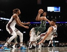 Giannis Antetokounmpo (centro) fue el líder anotador de Milwaukee. AFP/A. Bello