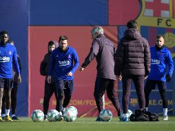 En la práctica de ayer, Setién intercambió conceptos con Messi. AFP/L. Gene