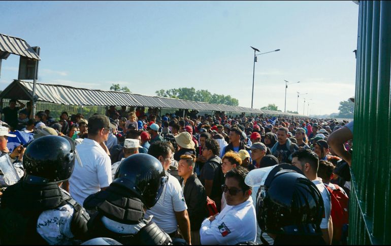 La Guardia Nacional impidió el paso de cientos de migrantes a México. EFE