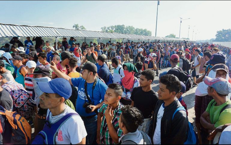 Horas por un turno. Hondureños esperan a ser atendidos por el Instituto Nacional de Migración, en Ciudad Hidalgo. EFE