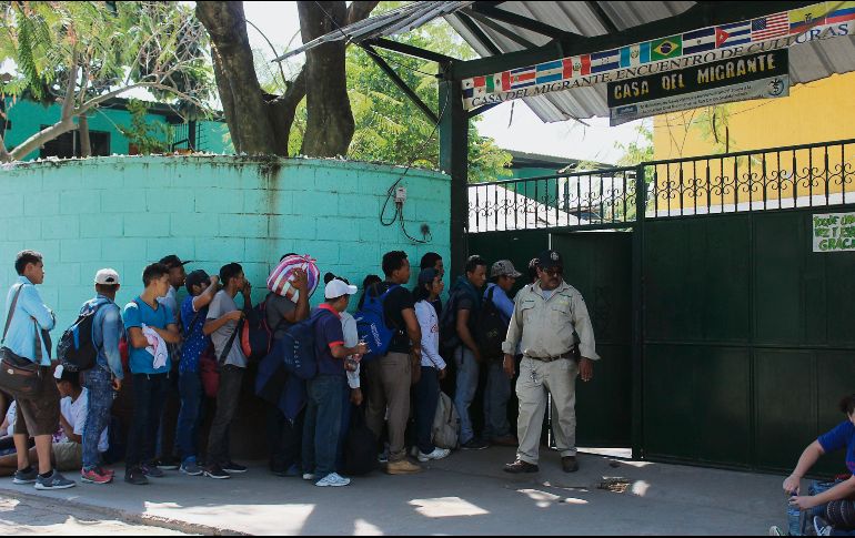 Escala en refugio. Extranjeros aguardan en las afueras de la Casa del Migrante en Ciudad Hidalgo, Chiapas. EFE