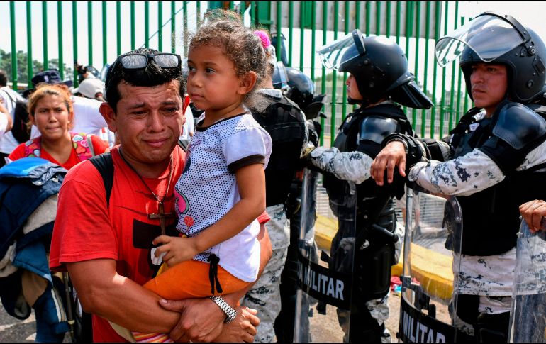 Los migrantes resaltan que vienen de forma pacífica y lo único que piden es que se les permita el paso libre, ya que huyen de la pobreza y violencia de su país. AFP / I. Guzmán