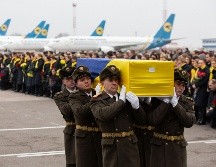 Una guardia de honor traslada uno de los ataúdes en el aeropuerto Boryspil. AFP/Servicio de prensa de la Presidencia ucraniana