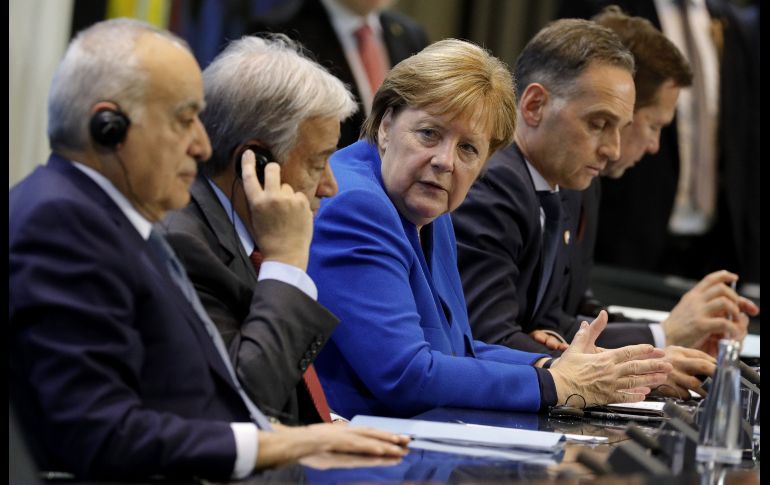 El enviado especial de la ONU para Libia, Ghassan Salame  (i-d), el secretario general de la ONU, Antonio Guterres, la canciller alemana Ángela Merkel, y el ministro alemán de Exteriores durante la reunión en Berlín. EFE/EPA/O. Messinger