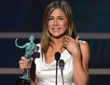Una emocionada Jennifer Aniston subió a recoger su premio por su actuación en la serie de Apple TV The Morning Show. AFP
