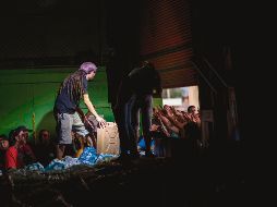 Eescondida. La ayuda humanitaria se encontraba oculta en una bodega. AFP