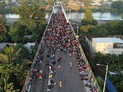 Migrantes originarios de Honduras, El Salvador, Guatemala y Nicaragua esperan en el puente fronterizo Rodolfo Robles. EFE / U. Andrade