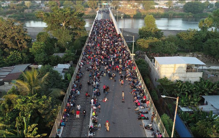 Migrantes originarios de Honduras, El Salvador, Guatemala y Nicaragua esperan en el puente fronterizo Rodolfo Robles. EFE / U. Andrade