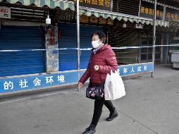 El mercado de mariscos que se cree que es el centro del brote en la ciudad de Wuhan permanece cerrado. EFE