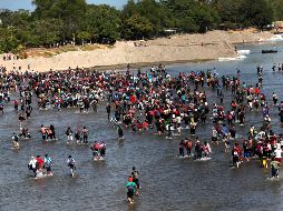 Migrantes centroamericanos, en su mayoría hondureños, cruzan el río Suchíate desde de Tecún Umán, Guatemala. EFE/ E. Biba