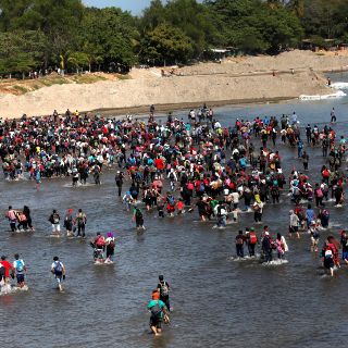 Cientos de migrantes cruzan el río Suchiate hacia México