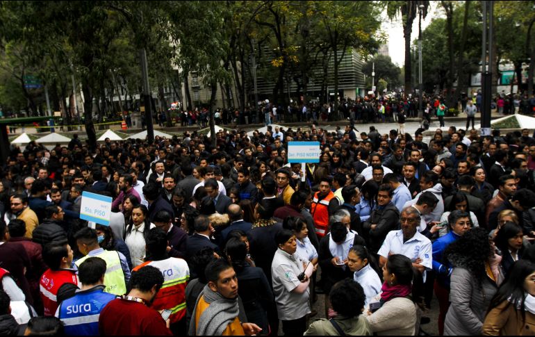 Miles de personas participaron en el macrosimulacro que se realizó esta mañana sobre avenida Reforma y otros puntos de la Ciudad de México. NTX/J. Carrasco