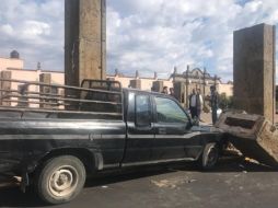 Una parte de una calumna quedó sobre el vehículo. ESPECIAL