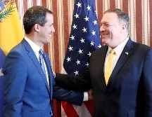Juan Guaidó (i) y Mike Pompeo (d) dieron una conferencia de prensa este lunes en el marco de la III Conferencia Ministerial Hemisférica de Lucha contra el Terrorismo que se realiza en Bogotá. EFE/ M. Dueñas