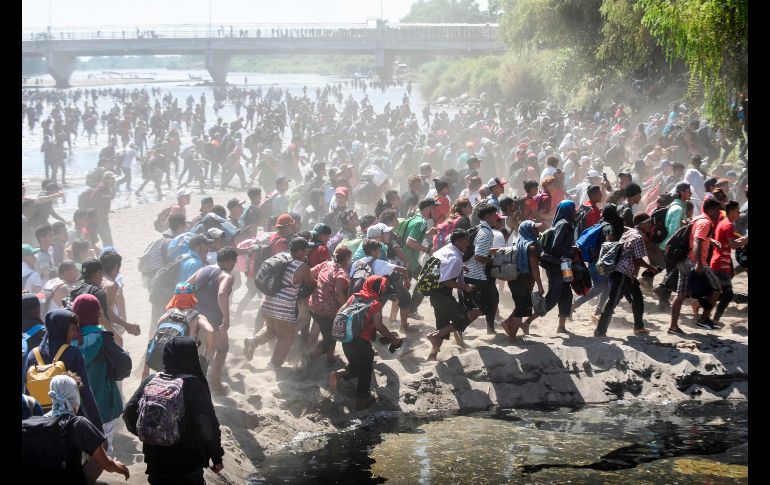 Migrantes cruzan de Guatemala a Chiapas por el río Suchiate. AFP/J. Ordonez