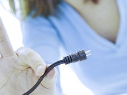 El hombre le pedía a las mujeres que se pegaran cables con electricidad a sus cuerpos. GETTY IMAGES