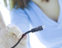 El hombre le pedía a las mujeres que se pegaran cables con electricidad a sus cuerpos. GETTY IMAGES
