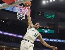 Figura. El griego aportó 28 puntos a la victoria de Milwaukee, que mantiene la mejor marca de la Liga en lo que va de la campaña. AP