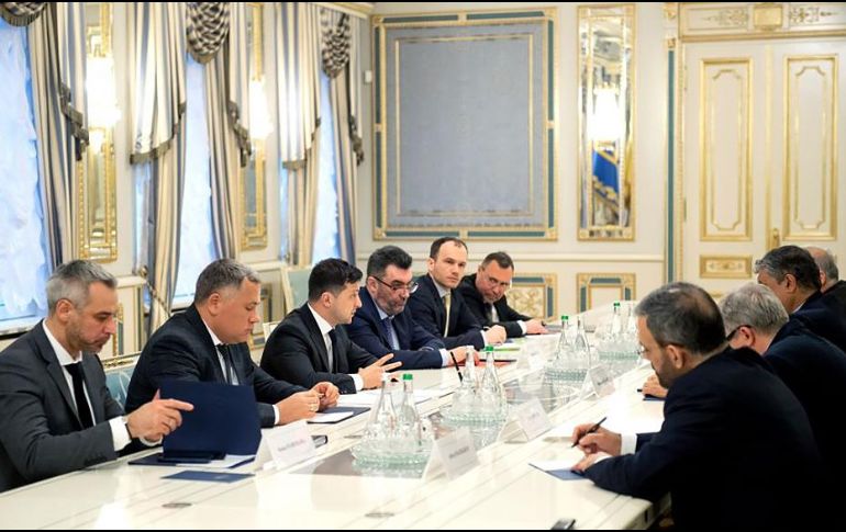 Mohammad Eslami (segundo a la derecha) fue recibido por una comitiva encabezada por le presidente ucraniano Volodymyr Zelensky (tercero a la izquierda). AFP/Prensa de la Presidencia Ucraniana