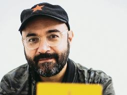 Bernardo Esquinca. El escritor mexicano posa con la más reciente edición de “Los niños de paja”. EL INFORMADOR/G. Gallo