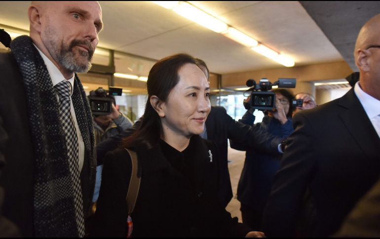 Meng Wanzhou sale de la Suprema Corte de Columbia Británica después de su primera audiencia de extradición. AFP/D. MacKinnon