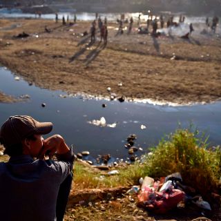 Migrantes se plantan junto al río Suchiate
