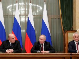 Vladimir Putin (c), el nuevo primer ministro, Mikhail Mishustin, y el ex asesor económico Andrei Belousov, nombrado primer viceprimer ministro, asisten a una reunión este martes. AP/D. Astakhov