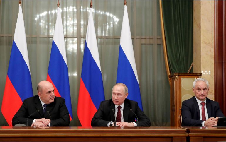 Vladimir Putin (c), el nuevo primer ministro, Mikhail Mishustin, y el ex asesor económico Andrei Belousov, nombrado primer viceprimer ministro, asisten a una reunión este martes. AP/D. Astakhov