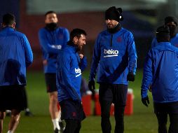 Lio Messi y Gerard Piqué, en el entrenamiento de este martes pese a no haber sido convocados para el juego del miércoles ante el Ibiza. EFE / A. García