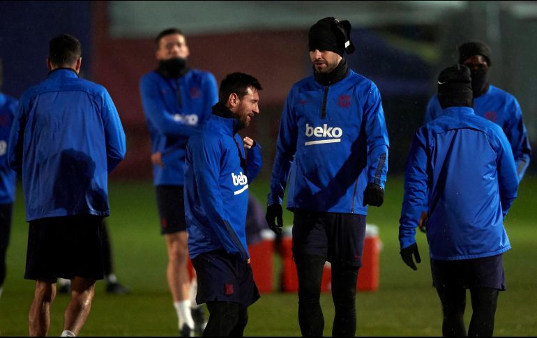 Lio Messi y Gerard Piqué, en el entrenamiento de este martes pese a no haber sido convocados para el juego del miércoles ante el Ibiza. EFE / A. García