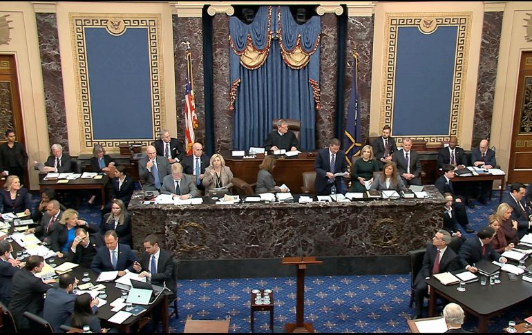 Legisladores demócratas (abajo a la izq.) fungen como fiscales en el juicio político dirigio en el Senado por el juez John G. Roberts (c). También asisten los abogados de Trump (abajo a la der.) AP/Senate Television