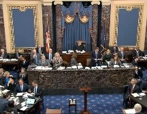 Legisladores demócratas (abajo a la izq.) fungen como fiscales en el juicio político dirigio en el Senado por el juez John G. Roberts (c). También asisten los abogados de Trump (abajo a la der.) AP/Senate Television