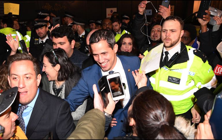 Guaidó acudió a un restaurante en el este de Londres para dar un discurso ante cerca de un centenar de venezolanos. EFE/EPA/F. Arrizabalaga