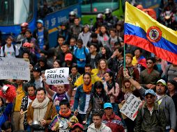 La policía enfrentó con gases lacrimógenos, granadas aturdidoras y chorros de agua a manifestantes encapuchados. AFP/R. Arboleda