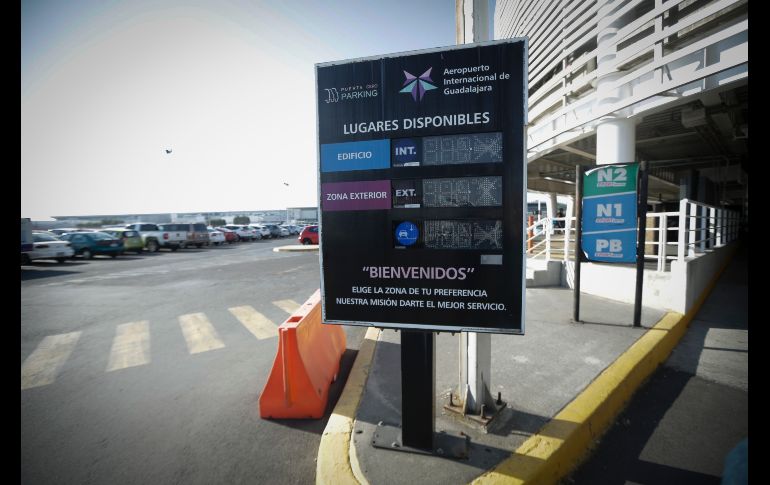 Los ejidatarios, quienes tomaron el Aeropuerto desde hace dos meses, piden cooperación voluntaria para ingresar. EL INFORMADOR / F. Atilano