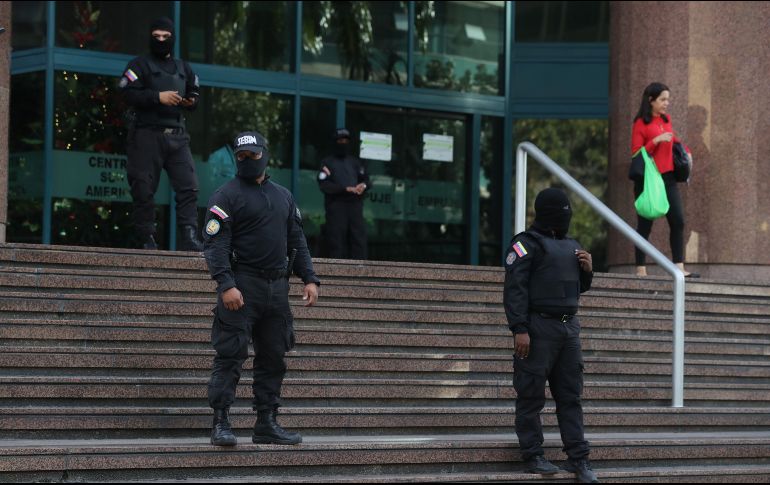 Agentes del Servicio Bolivariano se encuentran en el edificio donde están las oficinas de Guaidó e impiden el ingreso. EFE / M. Gutiérrez