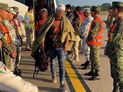 Hondureños en el aeropuerto de Viilahermosa, antes de su traslado a su país de origen. EFE/ Instituto Nacional de Migración