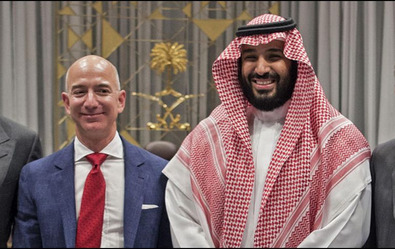 El príncipe saudita Mohamed bin Salmán (d) y Jeff Bezos (i), durante una visita de éste último a Riad en noviembre de 2016. AFP/Palacio Real Saudí ARCHIVO