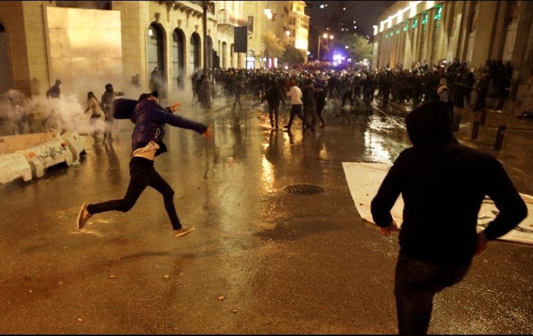 Las fuerzas de seguridad intentan contener las manifestaciones, las cuales ya lograron ingresar al cuadro principal de Beirut. AP/B. Hussein