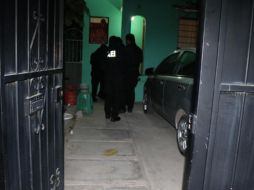 Una mujer fue violada, otra golpeada, una menor fue esposada, también dichas autoridades robaron aparatos de cómputo y celulares en los cateos. TWITTER / @FISCALIA_GobOax