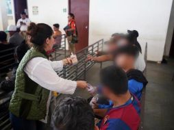 Autoridades les brindan a estas personas alojamiento, agua, alimentación y atención básica de salud. TWITTER/@INAMI_mx